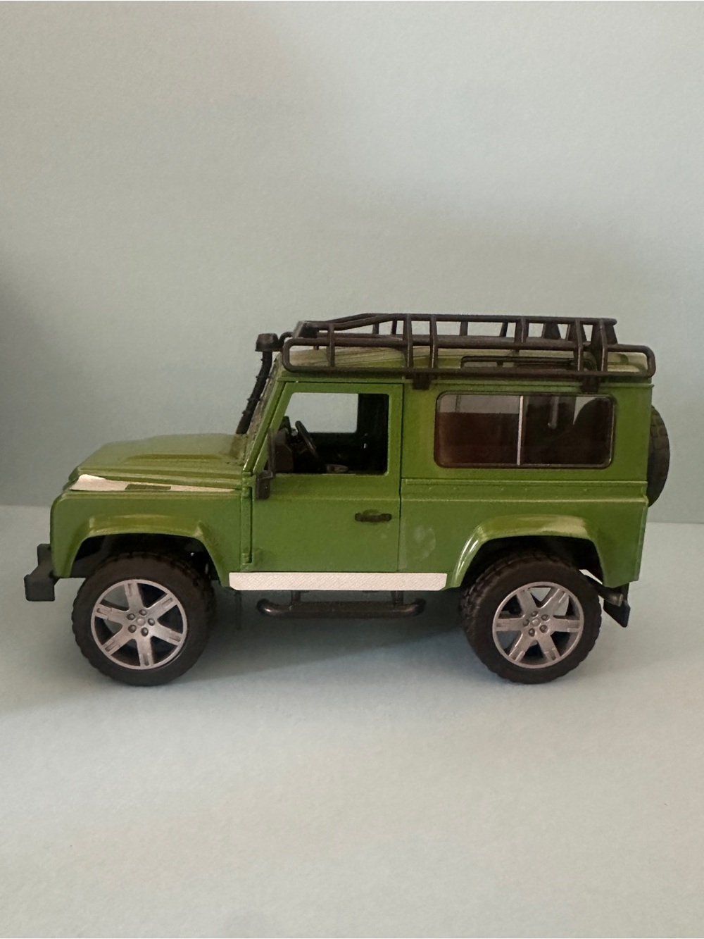 Bruder Land Rover Defender Station Wagon in olive green